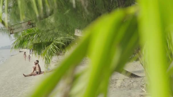 Οι άνθρωποι χαλαρώνουν στην παραλία της Sihanoukville. Καμπότζη. Ασία — Αρχείο Βίντεο