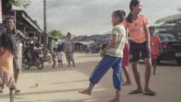 I bambini giocano una corda su una strada di Sihanoukville, Cambogia, Asia — Video Stock