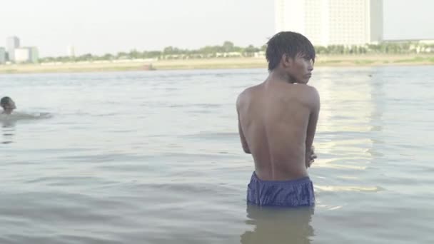 Vita quotidiana in Cambogia. In Asia. Un uomo si bagna nel fiume Mekong — Video Stock