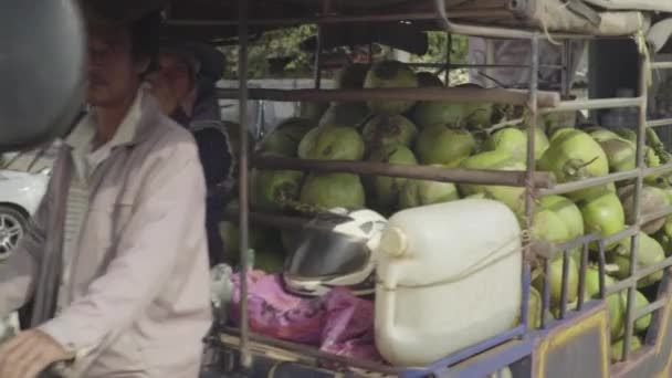 Vita quotidiana in Cambogia. In Asia. Un uomo trasporta noci di cocco — Video Stock