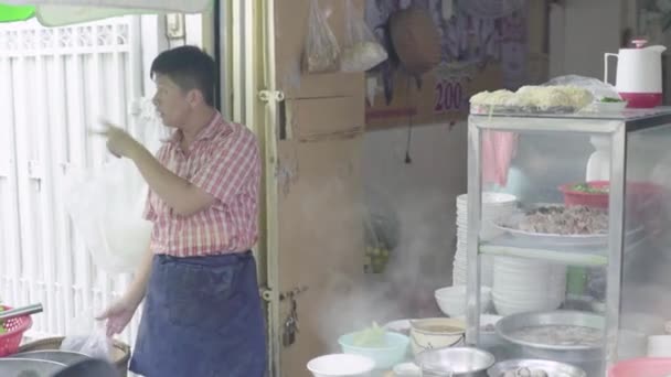 Daily life in Cambodia. Asia. A man is cooking street food in Phnom Penh — Stock Video