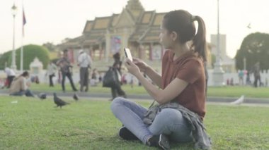 Phnom Penh, Kamboçya, Asya 'da bir kız telefonla fotoğraf çekiyor.