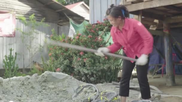 Frau, die eilig arbeitet. Sihanoukville, Kambodscha, Asien — Stockvideo