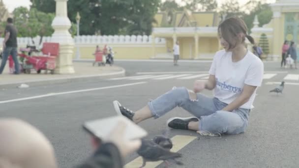 Seorang gadis difoto duduk di jalan Phnom Penh, Kamboja, Asia — Stok Video