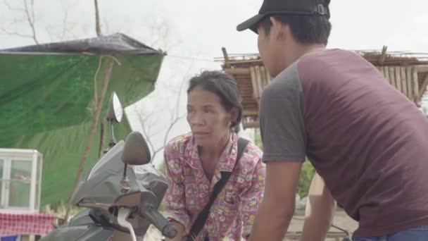 Frau betankt ein Motorrad auf einer Straße in Sihanoukville, Kambodscha, Asien — Stockvideo