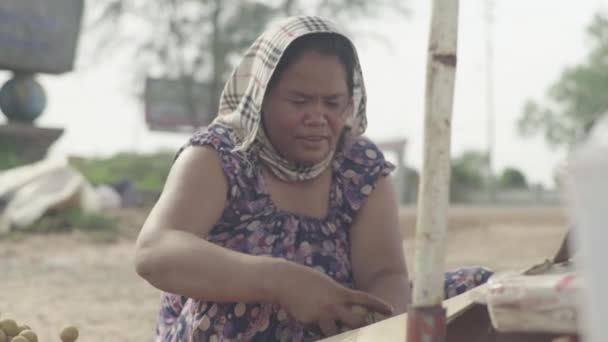 캄보디아, 시아누크빌의 거리에서 노점상으로 일하는 여자들 — 비디오