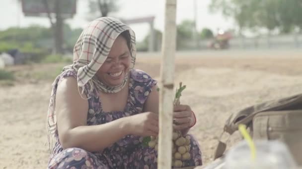 Női utcai árus Sihanoukville, Kambodzsa, Ázsia — Stock videók