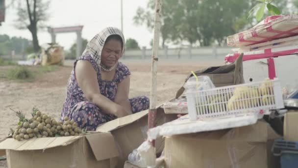 Kvinna gatuförsäljare på gatan i Sihanoukville, Kambodja, Asien — Stockvideo
