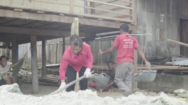 Aceleyle çalışan bir kadın. Sihanoukville, Kamboçya, Asya — Stok video