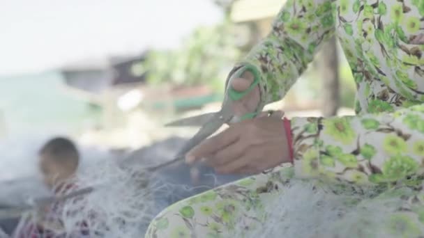 Bir kadın Sihanoukville, Kamboçya, Asya 'da bir balık ağını onarıyor. — Stok video