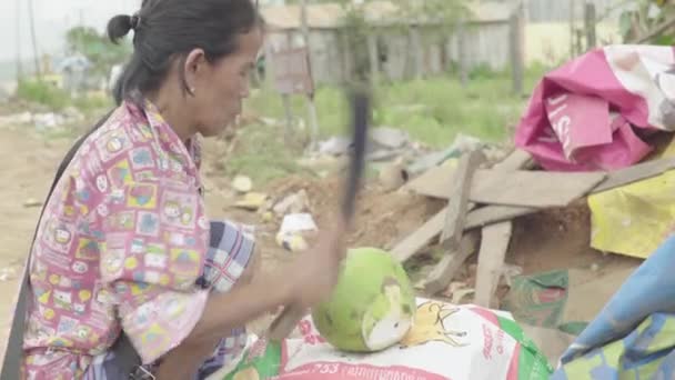 Kadın pala ile hindistan cevizi doğruyor. Sihanoukville, Kamboçya, Asya — Stok video