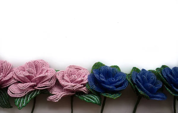 Розы Розовых Голубых Бусин Светлом Фоне Креативный Фон Блоковым Пространством — стоковое фото