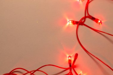 Beyaz arka planda kırmızı bir çelenk ve metinde bir yer. Noel arkaplanı.