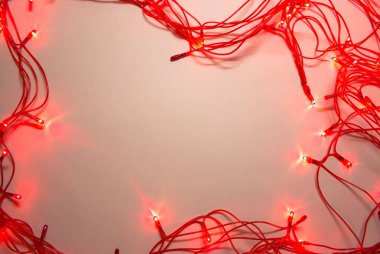 Metin için arka planı kırmızı çelenkli beyaz arkaplan.