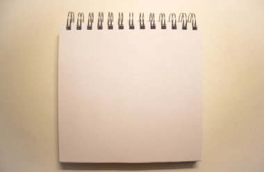 Gerçekçi spiral defter modeli, boş kapaklı defter. Bir dizüstü bilgisayarın ilk sayfasını temizle ya da gölgeli boş bir sayfa. Bir klasör şablonu ile kapalı yer yastığı