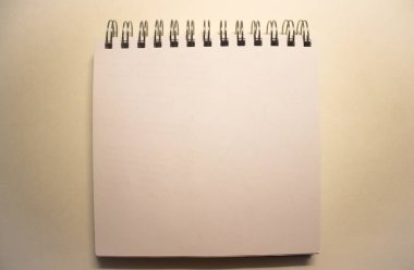 Gerçekçi spiral defter modeli, boş kapaklı defter. Bir dizüstü bilgisayarın ilk sayfasını temizle ya da gölgeli boş bir sayfa. Bir klasör şablonu ile kapalı yer yastığı