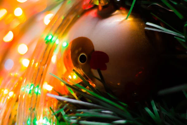 Eine Spielzeugkugel Die Einem Weihnachtsbaum Hängt Weihnachten Hintergrund Für Design — Stockfoto