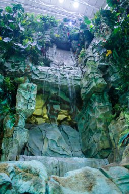 Yapay şelale. Kayalardan akan su.