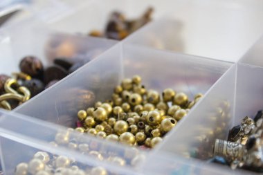 Boncuklu konteynır. Dikiş için ögeler.