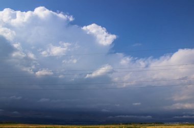 Güzel kümülüs bulutları olan mavi gökyüzü. Yağmurdan önceki gökyüzü. Güzel manzara.