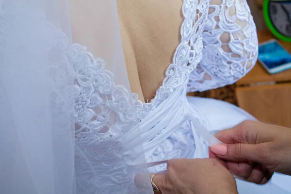 Nevěsta Pomáhá Oblékat Svatbu — Stock fotografie