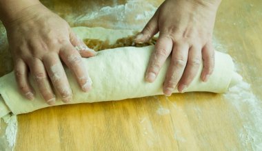 Bir kadın lahana rulosu pişiriyor. Ev yapımı pişirme. Boşluğu kopyala