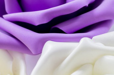 Foamiranın beyaz ve leylak gülleri. Yapay çiçekler.