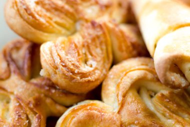 Baharatlı ev yapımı kekler. Şekerli çörek. Hamur arkaplanı.