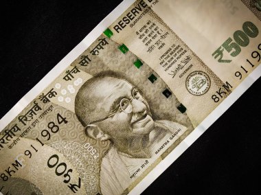 Siyah Arkaplanda Hint Para Birimi