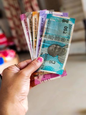 Siyah Arkaplanda Hint Para Birimi