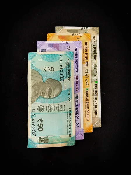 黑色背景下的印度货币 — 图库照片
