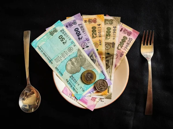 黑色背景下的印度货币 — 图库照片