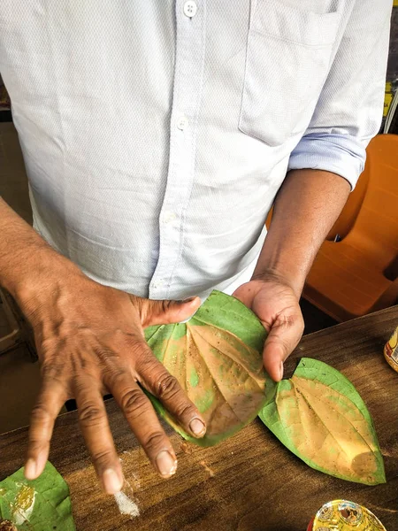Hint Paan Wala Paan yapıyor.