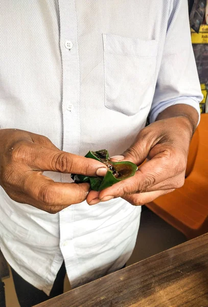 Hint Paan Wala Paan yapıyor.