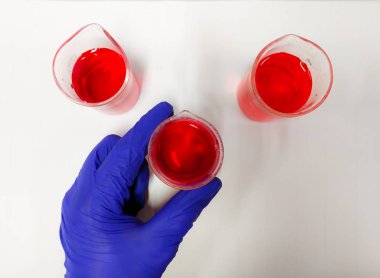 Güvenli bir şekilde elinde deney şişesi tutarken