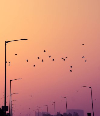 Gökyüzü şehrindeki altın saat çarpıcı bir siluetle