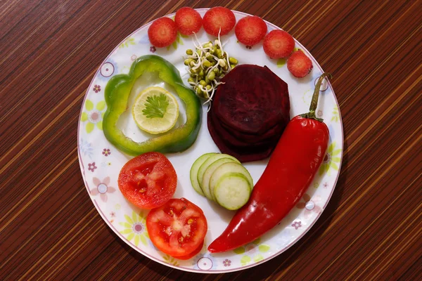 Gezonde Salade Serveerplaat Nodigt Uit Voor Een Gezonde Levensstijl — Stockfoto