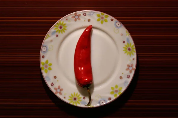 Κόκκινο Ψυχρό Στο Πιάτο Σερβιρίσματος Φόντο Ξύλινη Γραμμή — Φωτογραφία Αρχείου