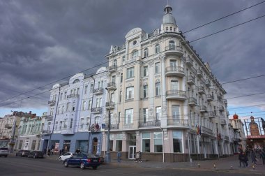 Tarihi şehir merkezi. Fırtınalı gökyüzü. Vinnitsa. Ukrayna.