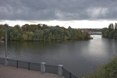 Vinnitsa 'da alacakaranlıkta Güney Bug Nehri' nin seti..