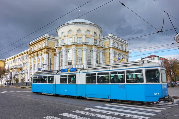 Vinnitsa 'da eski bir tramvay yolda ilerliyor.