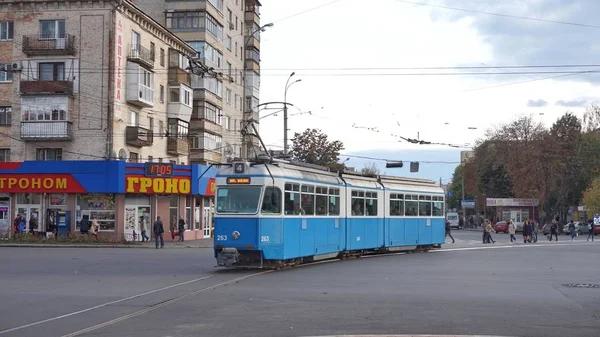 一辆旧电车沿着文尼察市的街道行驶 — 图库照片
