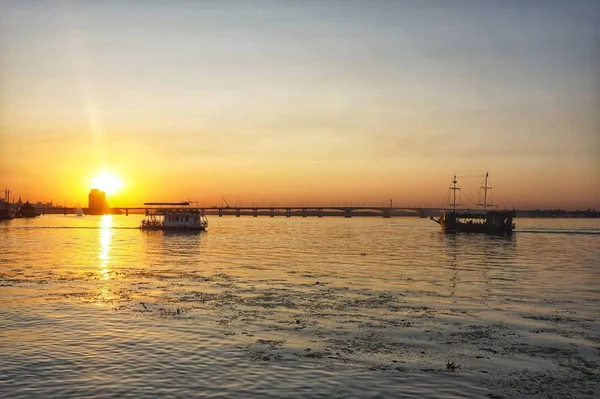 2隻の船が互いに向かって航行する ドニエプル川の夕日 — ストック写真