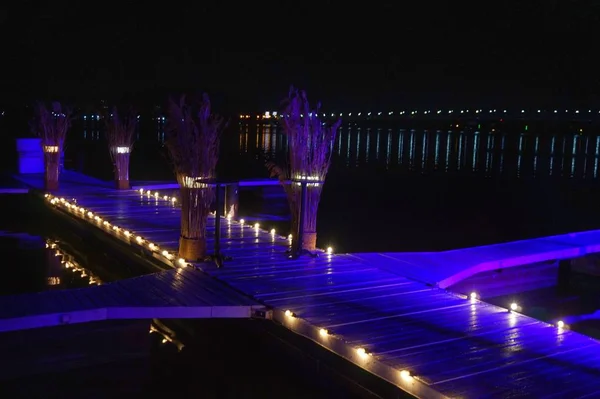 Nächtliche Illumination Einer Seebrücke Auf Dem Flusswasser — Stockfoto