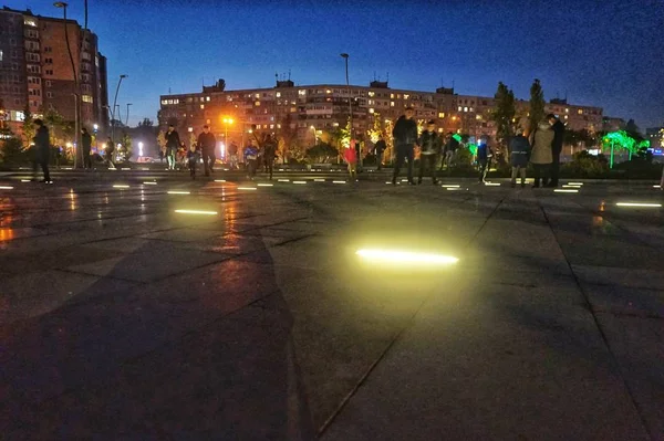 Piazza Della Sera Con Bella Illuminazione Persone Che Camminano Esso — Foto Stock