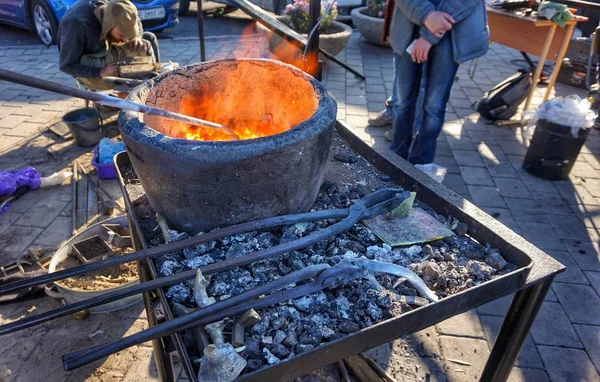 Hot Coals Een Brander Metaalsmeedgereedschap — Stockfoto