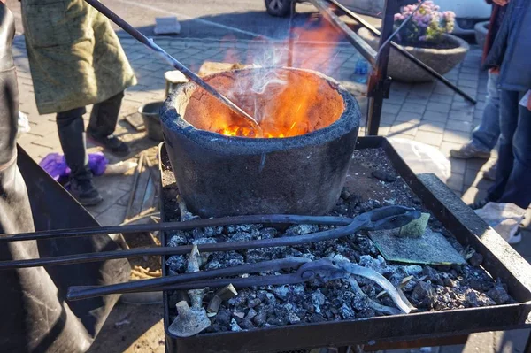 Hot Coals Een Brander Metaalsmeedgereedschap — Stockfoto