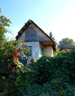 Üç farklı penceresi olan tuğladan ahşap bir evin birkaç sahibi var..