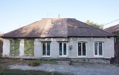 Üç farklı penceresi olan tuğladan ahşap bir evin birkaç sahibi var..