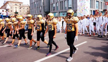 Karnaval alayındaki geçit törenine katılanlar şehrin kutlamasının onuruna.